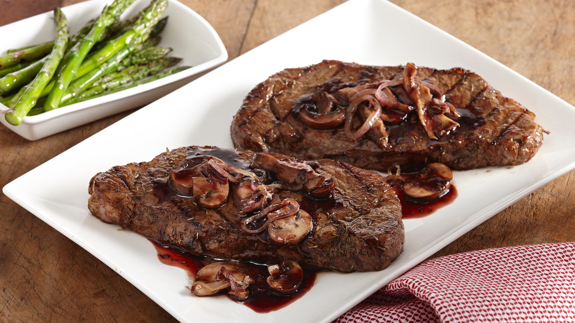 steak_and_wild_mushrooms_in_red_wine_sauce_2000x1125.jpg