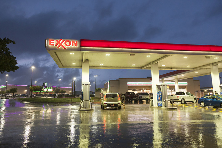 Exxon Turns to Outsider Mikells as New CFO