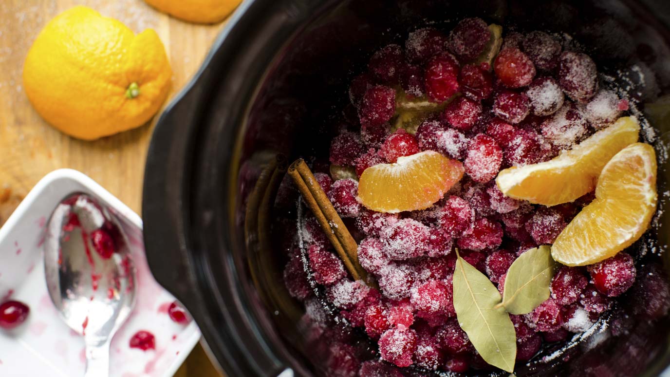 slow_cooker_cranberry_sauce1_2000x1125.jpg