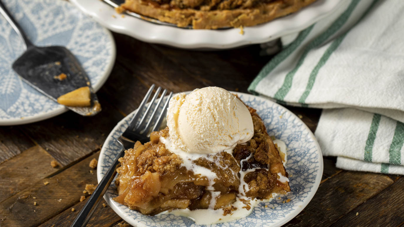 streusel_layered_apple_pie_7261_2000x1125.jpg