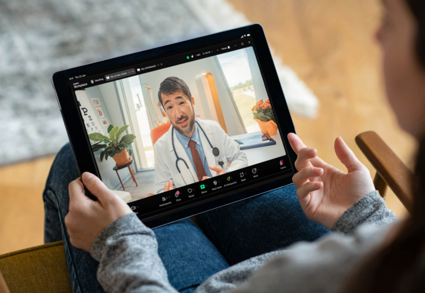 medico che effettua una consulenza utilizzando l'iPad